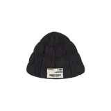Gorro tipo beanie acolchado de color negro, con diseño matelasseado y etiqueta blanca frontal con el logo y texto de la marca.