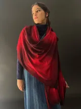 Chaleco tejido fino y suave 100% en lana Merino teñida con técnica Tie Dye.