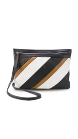 Sobre de mano de símil cuero con diseño de franjas diagonales en negro, blanco y marrón. Cuenta con cierre metálico frontal, bolsillo interior con cierre y otro abierto con división. Incluye correa desmontable para usar como bandolera.