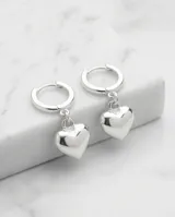 Aros de plata 925 con diseño de argolla pequeña y dije colgante en forma de corazón liso.