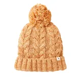 Gorro de lana tejido con diseño de trenzas, color mostaza con detalles jaspeados en blanco. Presenta un pompón grande en la parte superior, borde acanalado y una pequeña etiqueta lateral con el logo de la marca.