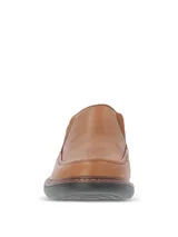 Zapato tipo mocasín de cuero color marrón, con diseño de costuras visibles y suela de goma EVA flexible en color negro.