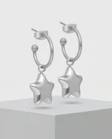 Aros colgantes de acero con diseño de estrella inflada y argolla pequeña.
