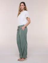 Pantalón de lino de calce holgado y caída ligera, con estampado de rayas verticales en tonos celestes y blancos. Cuenta con cintura elastizada fruncida con cordón ajustable al frente, bolsillos laterales y pierna recta.