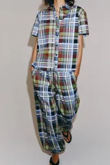 Camisa de manga corta de algodón, con cuello de solapa, cierre frontal de botones y bajo recto, con estampado de cuadros multicolores.