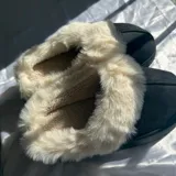 Pantuflas de estar por casa con forro interno de corderito sintético y borde de piel sintética en la abertura.