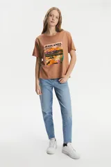 Pantalón jean celeste de tiro alto, corte mom tapered.