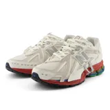 Championes New Balance modelo 1906R, color crema con detalles en gris y suela multicolor.