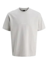 Remera de manga corta y cuello redondo con calce relajado. Presenta un diseño minimalista con la palabra 'CORE' estampada en el centro del pecho. Confeccionada en tejido interlock de tacto suave.