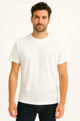 Remera de manga corta con cuello redondo a la base, confeccionada en algodón, de diseño liso y corte holgado.