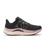 Championes New Balance FuelCell Propel v4 para dama, color negro con detalles en gris y rosa. Confeccionados en malla y material sintético, con entresuela FuelCell y placa de TPU.