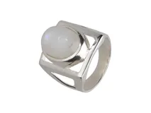 Anillo de plata 925 con piedra de la luna redonda. Diseño moderno con estructura geométrica y aberturas laterales.