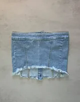 Top strapless de jean con botones blancos y ruedo desflecado.