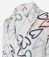 Bata de baño confeccionada en tejido fleece suave y cálido, con estampado de corazones coloridos. Presenta diseño cruzado con lazo ajustable en la cintura, mangas largas y bolsillos laterales.