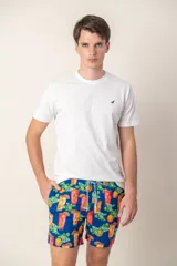 Remera blanca de algodón con logo bordado en el pecho.