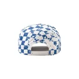 Gorro con visera tipo trucker, con estampado de cuadros estilo damero en azul y blanco, efecto desgastado con salpicaduras y bordado frontal en relieve con letras grandes y un rayo amarillo.