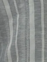 Pantalón largo de lino a rayas verticales en tonos beige, rosa y gris, con cintura alta y corte recto.