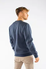 Buzo deportivo de cuello redondo en color azul marino jaspeado, con puños y ruedo acanalados. Presenta un estampado rectangular en el pecho con la inscripción 'Mistral Superior Brand'.