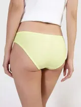 Bombacha bikini verde claro, de corte clásico y cobertura trasera moderada.