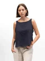 Musculosa de lino con cuello redondo, diseño holgado y laterales abiertos unidos por tres tiras horizontales.