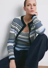 Cardigan de punto con diseño de rayas horizontales en tonos azules, blancos y negros, escote redondo y cierre frontal con botones oscuros.