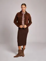 Falda midi marrón acanalada, de corte recto.