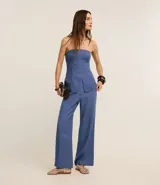 Pantalón de vestir azul de corte palazzo, tiro alto, con pinzas delanteras y bolsillos laterales.