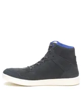 Bota de caña media Caterpillar, confeccionada en gamuza encerada color azul marino. Presenta cordones jaspeados, suela de goma blanca con textura y detalles en azul eléctrico en el interior y ojal superior.