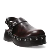 Zuecos de cuero marrón oscuro con plataforma de madera y detalles de tachas plateadas.