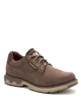 Zapatos Caterpillar modelo Pursue Lo, color marrón, confeccionados en nubuck con forro de malla transpirable. Presentan cierre de cordones, entresuela de EVA ligera y suela de goma resistente inspirada en el diseño de tractores para mayor tracción.