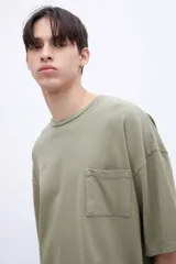 Remera verde oliva teñida en prenda con bolsillo en el pecho, de algodón lavado con textura extra suave y calce boxy.