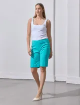 Bermuda color beige de gabardina elastizada, marca Zac & Rachel. Pretina ancha elastizada.