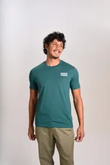 Remera de manga corta color verde petróleo, con cuello redondo y estampa pequeña en el pecho con el texto 'GOOD TIMES'.