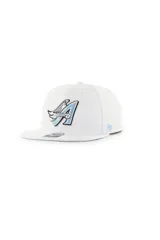 Gorra estructurada de visera plana con cierre ajustable, color blanco con bordado frontal del logo de los Los Angeles Angels en tonos celestes y negros.