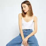 Camiseta blanca de tirantes finos con escote en V.