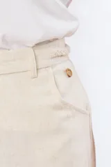 Pantalón de lino y viscosa color beige, de pierna amplia, corte recto y media cintura elastizada con presillas.