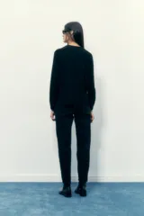 Sweater negro de lana con cuello redondo y corte clásico.