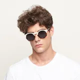 Lentes de sol Kubu modelo Willsi Carbon, con montura redonda de carey crema y lentes negros polarizados.
