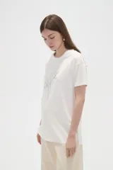 Remera de algodón de manga corta y cuello redondo, con diseño de línea fina bordado en el frente.