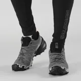 Championes de trail running Salomon Speedcross 6, color gris y negro, con tecnología GORE-TEX impermeables, sistema de cordones quickLACE y suela contagrip con tacos profundos para mayor agarre.