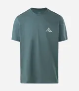 Remera verde militar de corte comfort, cuello redondo y manga corta, con estampa pequeña de líneas topográficas simulando una montaña en el pecho.