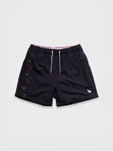 Short de baño azul marino con bordado de enredadera en la pierna izquierda. Tiene cintura elástica con cordón regulable, bolsillos laterales y trasero con cierre, y suspensor de malla fina hipoalergénico.