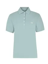 Remera tipo polo de manga corta confeccionada en piqué de algodón pima con elastano. Presenta cuello camisero, cierre frontal con botones y parche bordado con el logo de la marca en el pecho.