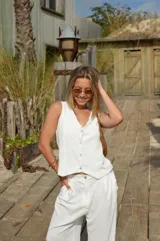 Conjunto de chaleco con botones y pantalón palazzo de crepé color negro.