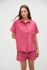 Short rosado de algodón con diseño a rayas verticales y cintura elástica, con etiqueta frontal de la marca Aire.