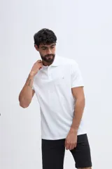 Remera polo verde militar de algodón pima, con cuello y puños acanalados, cierre frontal de tres botones y pequeño bordado de ave en el pecho.