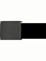 Cinturón de cuero negro con hebilla metálica cuadrada con el logo CK grabado.