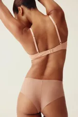 Pack de tres bombachas de microfibra color nude, tiro bajo, con corte láser para efecto invisible y cintura en V.