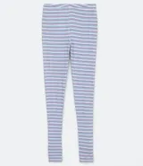 Pantalón de pijama ajustado confeccionado en tejido ribana con elastano, estampado a rayas horizontales multicolor. Presenta cintura elástica y detalle de botones frontales decorativos.