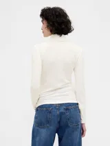 Remera de manga larga con cuello alto tipo polera, confeccionada en tejido suave y ajustado al cuerpo.